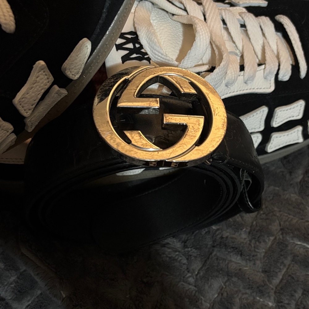 Gucci Black Leather Belt with Silver Emblem (Men’s 120-48)